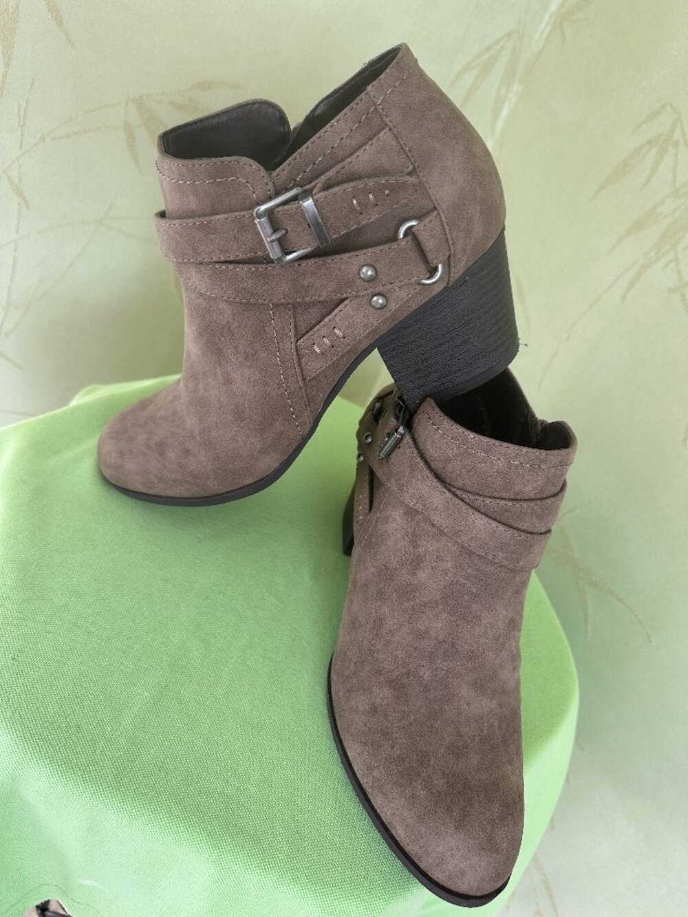 INDIGO RD. WOMEN'S TAUPE-BROWN BOOTIES:PREOWNED SIZE:9
